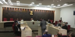 TCEPB responsabiliza ex-secretária por pagamento irregular de honorários e rejeita contas de prefeituras